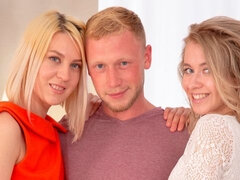 Kont, Lieveling, Blond, 1 man 2 vrouwen, Handbeurt, Penis, Tatoeage, Tiener