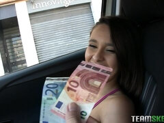 Grosser arsch, Grosser schwanz, Grosse titten, Blasen, Braunhaarige, Hundestellung, Im freien, Nass