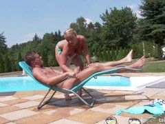 Grosse titten, Blondine, Blasen, Brille, Hardcore, Öl, Im freien, Pissen