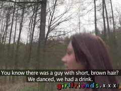 Brunette brune, Plantureuse, Femelle, Embrassement, Naturelle, Seins naturels, Public, Chatte