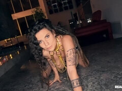 Cul, Gros cul, Brunette brune, Voiture, En levrette, Mère que j'aimerais baiser, Pénis, Tatouage