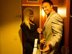 ブロンド, フェラチオ, バック, 手コキする, オナニー, 淫乱熟女, お金, オッパイの