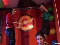 Grote lul, Grote mammen, Sperma shot, Hakken, Likken, Orgie, Kousen, Zuigen