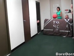 Rubia, Morena, Residencia universitaria, Juegos, Pequeña, Perforación, Pezones inflados, Flaco