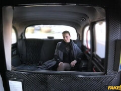 Mamada, Coche, Checa, Estilo perrito, Penetracion con dedos, Coño, Nalgadas, Mojado