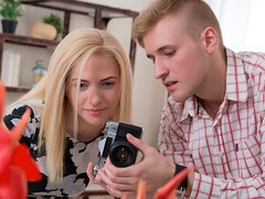 Enthousiasteling, Grote lul, Grote mammen, Blond, Pijpbeurt, Hondjeshouding, Natuurlijke tieten, Tiener