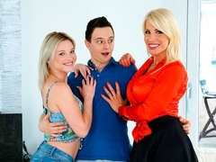 Arschlecken, Grosser arsch, Blondine, Blasen, Frau frau mann, Handjob, Milf, Titten