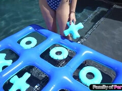 Grosse bite, Sucer une bite, Brunette brune, Gorge profonde, Hd, De plein air, Piscine, Tabou