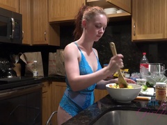Enthousiasteling, Pijpbeurt, Voetbeurt, Vriendin, Keuken, Orgasme, Slipje, Gezichtspunt