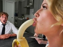 デカパイ, ブロンド, フェラチオ, バック, 手コキする, 淫乱熟女, ストリッピング, オッパイの