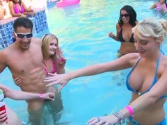 Grosse bite, Gros seins, Sucer une bite, Brunette brune, Homme nu et filles habillées, Groupe, Piscine, Adolescente