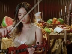 Blonde, Sucer une bite, Brunette brune, Gorge profonde, Face assise, Lingerie, Orgie, Chevaucher