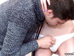 Sucer une bite, Brunette brune, Éjaculation interne, Adolescente, Nénés