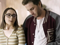 Mamada, Morena, Garganta profunda, Estilo perrito, Primera ves, Gafas, Sexo duro, Adolescente