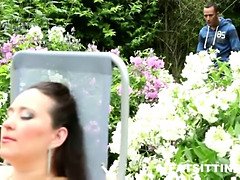 Толстушки, Брюнетки, Постарше, Сидя на лице, Милф, Натуральные сиськи, На природе