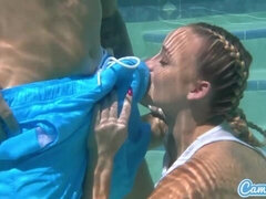 Rubia, Mamada, Penetracion con dedos, Piscina, Afeitado, Adolescente, Bajo el agua, Mojado