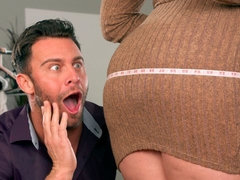 In den arsch, Grosser arsch, Grosse titten, Blasen, Hundestellung, Handjob, Milf, Tätowierung