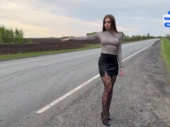 Perra, Coche, Corridas, Al aire libre, Público, Falda, Chupando, Tetas