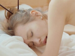 Blonde, Robe, Doigter, Béant, Branlette thaïlandaise, Masturbation, Maigrichonne, Adolescente