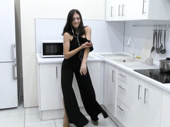 Брюнетки, Каблуки, Мастурбация, Натуральные сиськи, Киски, Соло, Молоденькие, Стринги