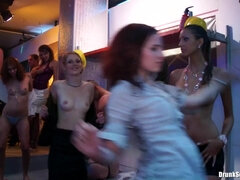 お尻, 気狂い, 酔っぱらう, 手コキする, ハードコア, 裸, オマンコ, オッパイの