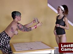 Tussi, Grosse titten, Braunhaarige, Spiele, Lesbisch, Sich ausziehen