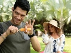 お尻, デカ尻, ブロンド, バック, 指いじり, 手コキする, キス, 淫乱熟女