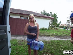 Enthousiasteling, Grote mammen, Blond, Rondborstig, Flashing, Natuurlijke tieten, Buiten, Softcore pornografie