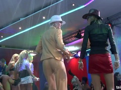 Aangekleed, Genootschap, Dansen, Pop, Extreem, Orgie, Satijn, Tieten likken