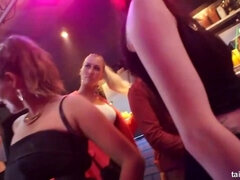 Rubia, Muñeca, Penetracion con dedos, Grupo, Hd, Interracial, Lesbiana, Orgía