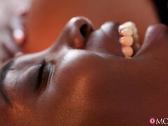 Enthousiasteling, Zwart, Rondborstig, Huisvrouw, Zoenen, Lesbisch, Natuurlijke tieten, Tieten likken