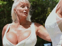 デカ尻, 指いじり, キス, レズビアン, なめる, 剃毛, ストリッピング, オッパイの