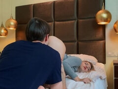 Arsch, Schlafzimmer, Freund, Hundestellung, Natürlichen titten, Russisch, Kurzes haar, Schlucken