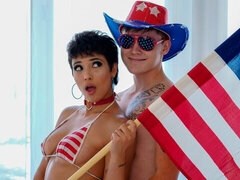 Gros seins, Brunette brune, Poilue, Hard, Seins naturels, Cheveux courts, Maillot de bain, Adolescente