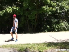 Blasen, Spermaladung, Oma, Hardcore, Reif, Im freien, Ablutschen, Tätowierung