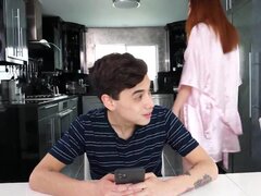 Enthousiasteling, Tante, Grote mammen, Pijpbeurt, Sperma shot, Roodharige vrouw, Zoon, Stiefmoeder