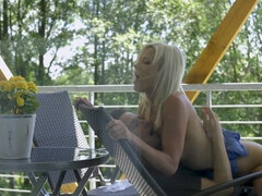 Lamer culo, Rubia, Coche, Corridas faciales, Pies, Masturbacion con pies, Al aire libre, Esposa
