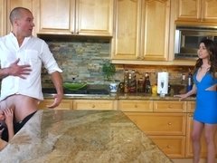 Mamada, Pareja, Cuadrupleta, Cocina, Tetas naturales, Fiesta, Chorro, Esposa