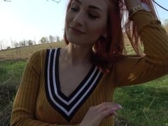 Sucer une bite, Voiture, Mignonne, Robe, Public, Rousse roux, Jarretelles, Serré