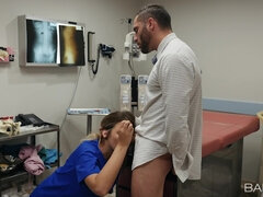 Tetas grandes, Rubia, Coche, Sexo duro, Lamidas, Tetas naturales, Enfermera, Uniforme