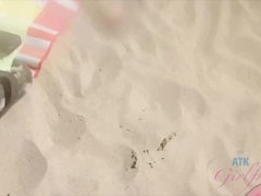 Amateur, Brunette brune, Petite amie, Orgasme, Public, Maigrichonne, Fumer, Voyeur