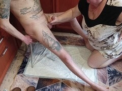 Leie, Blasen, Handjob, Küche, Milf, Mutti, Russisch, Stiefmutter