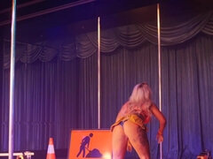 Grosser arsch, Grosse titten, Blondine, Nackt, Nackt, Öffentlich, Solo, Titten