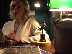 Blonde, Médecin, En levrette, Doigter, Pénétrer avec le poing, Poilue, Pov, Jarretelles