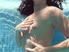 Nana, Gros cul, Gros seins, Fétiche, Nue, Piscine, Public, Serré