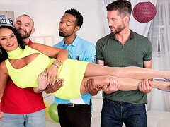 Arsch, Doppelpenetration, Gruppensex, Interrassisch, Reif, Piercing, Strümpfe, Eng