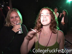 18 ans, Blonde, Sucer une bite, Collège université, Queue, Groupe, Masturbation, Fête