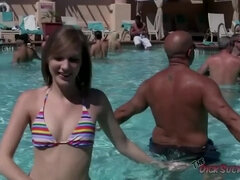 18 ans, Sucer une bite, Brunette brune, Faciale, Hd, Rasée, Avaler, Adolescente