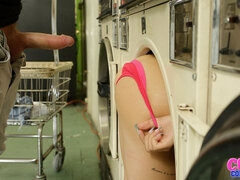 Sucer une bite, Brunette brune, En levrette, Branlette thaïlandaise, Culottes ou slips, Public, Adolescente, Nénés