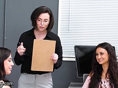 Schönheit, Braunhaarige, Fingern, Lesbisch, Mutti, Natürlichen titten, Büro, Rasiert